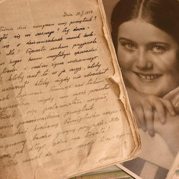 File:Renia Spiegel diary.jpg